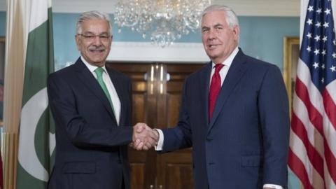 US Secretary of State Rex Tillerson (right) shakes hands with Pakistani Foreign Minister Khawaja Asif in Washington (04 October 2017)