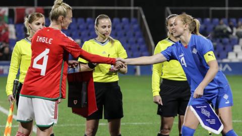 Sophie Ingle meeting Iceland captain