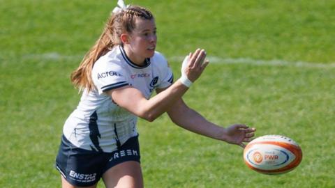 Fly-half Zoe Harrison 