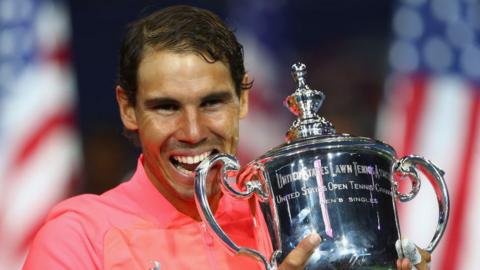 Rafael Nadal bites the US Open trophy