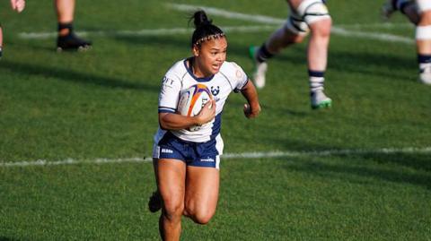 Reneeqa Bonner running with the ball