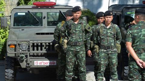 Thai soldiers stand guard ahead of National Reform Council (NRC) members voting for the draft of the new constitution at Parliament in Bangkok on September 6, 2015.