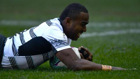 Fiji player scores a try