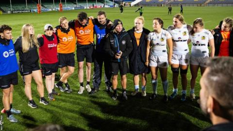 Susie Appleby (centre) talks to the Exeter squad