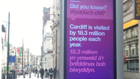 Bwrdd Hysbysebu Digidol ar Heol Eglwys Fair Caerdydd