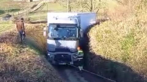 Lorry stuck in a lane near Modbury
