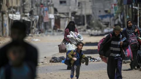 Palestinians flee during an Israeli military operation in Nuseirat refugee camp, central Gaza (17 April 2024)