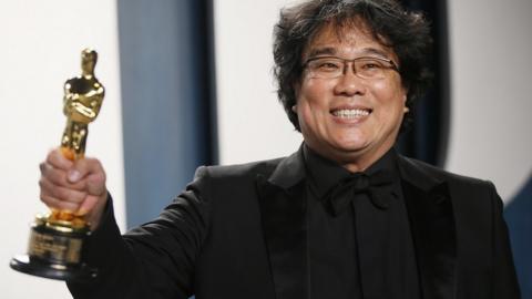 Bong Joon Ho hlds one of his Oscars