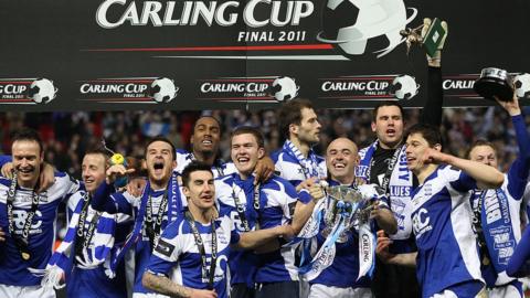 Birmingham lift the 2011 League Cup trophy