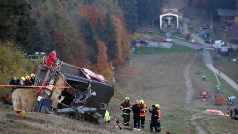 Police and firefighters work at the crashed cable car in the north of the Czech Republic. Photo: 31 October 2021