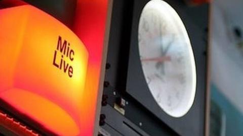 Radio live sign