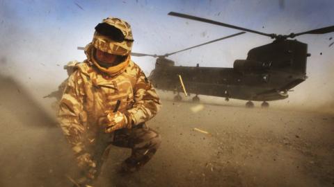 A British soldier and a Chinook