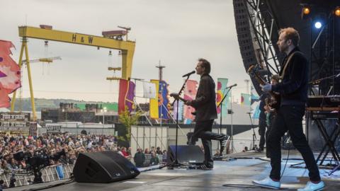 Franz Ferdinand performing