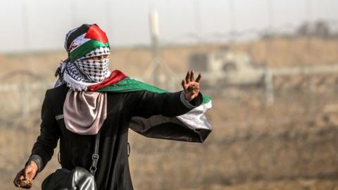 Palestinian holding stone at Gaza-Israel border (25/05/18)