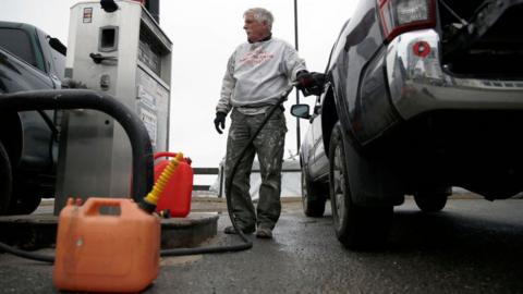 Man fills up big car in US