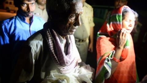 A relative carries a dead child out of the hospital