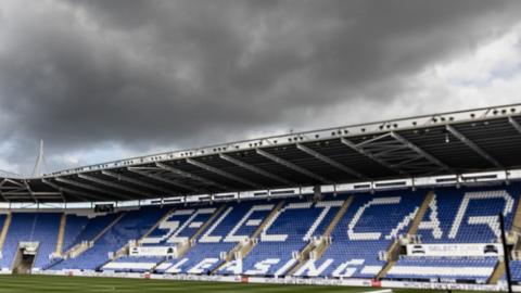 The leader of Reading Borough Council has written a letter of concern about Reading FC to the secretary of state.