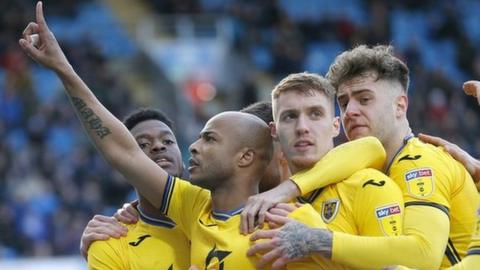 Andre Ayew yn dathlu ar ôl cic llwyddianus o'r smotyn i'r Elyrch yn gynnar yn yr ail hanner