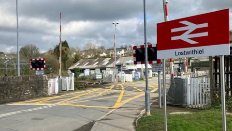 The level crossing at Lostwithiel station