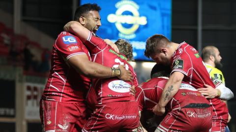 Scarlets players celebrate victory over Clermont