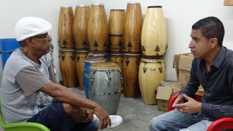 Guapachá and Leandro Buzón in discussion in their percussion workshop