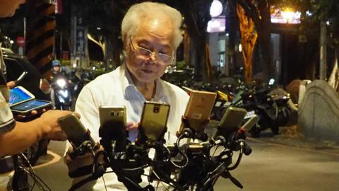 Chen San-yuan playing Pokemon Go