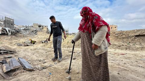 A Palestinian family returns to Khan Younis after Israeli forces withdrew from the city, amid the ongoing conflict between Israel and Hamas, in southern Gaza Strip, April 8, 2024