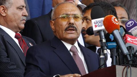 Yemen's ex-president Ali Abdullah Saleh (R) delivers a speech in Sanaa, Yemen (24 August 2017)