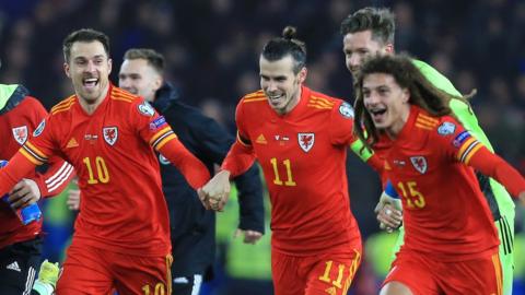 Wales celebrate beating Hungary to qualify for the EURO 2020 finals