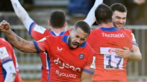 Bath centre Ollie Lawrence celebrates victory