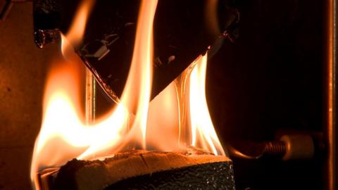 A 鶹Լ fire test of the products used in Grenfell Tower shows the cladding core melting and lighting the insulation.