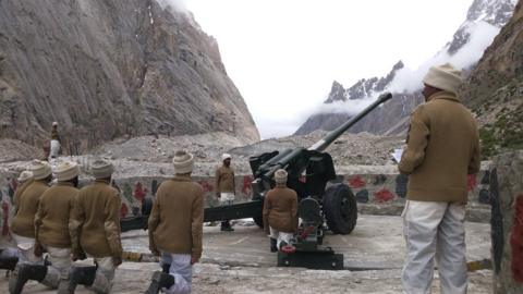 Soldiers practising gun positions