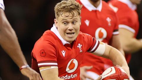 Sam Costelow attacks for Wales