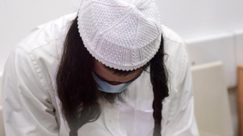 Amiram Ben Uliel bows his head during his trial for murder at Lod District Court (18 May 2020)