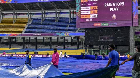 Covers coming on in Colombo