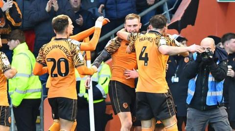 Oli McBurnie celebrates with Hull team-mates 