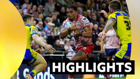Umyla Hanley of Leigh evades Jake Thewlis of Warrington to score a try