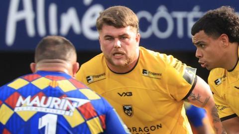 Luke Yendle wearing the yellow Dragons kit.