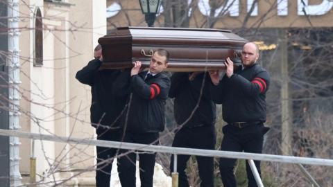 Men carrying Navalny's coffin
