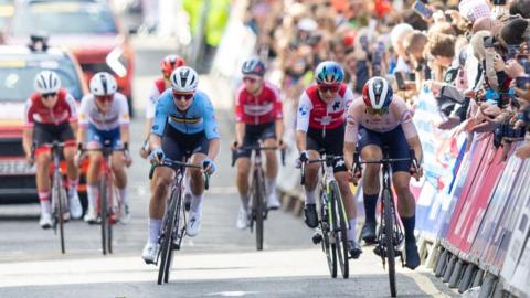 The leader pack in the final race of the UCI World Championships