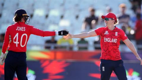 Amy Jones (L) and Heather Knight (R) shake hands