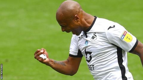 Andre Ayew'n dathlu sgorio ail gôl Abertawe o'r smotyn