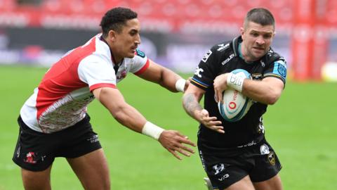 Jordan Hendrikse tackles Lewis Jones of the Dragons