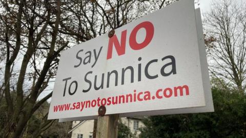 Sign saying Say no to Sunnia