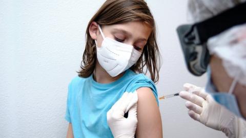 child gets vaccine