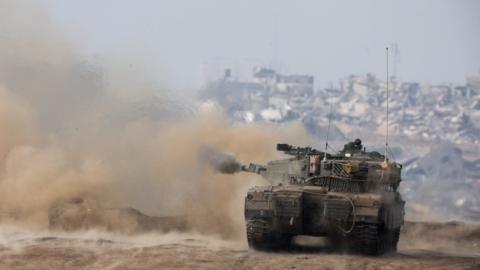 An Israeli tank fires towards Gaza from southern Israel (27 December 2023)