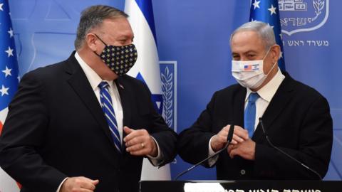 US Secretary of State Mike Pompeo bumps elbows with Israeli Prime Minister Benjamin Netanyahu in Jerusalem (24 August 2020)