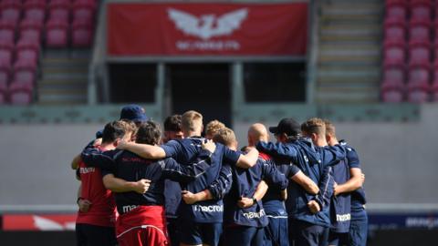 Scarlets huddle