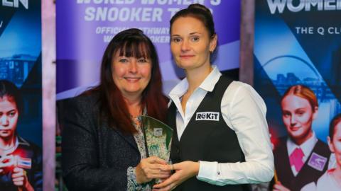 Mandy Fisher (left) presents Reanne Evans with the World Women's Snooker 2022 Scottish Open trophy