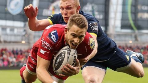 Liam Williams scores for Scarlets